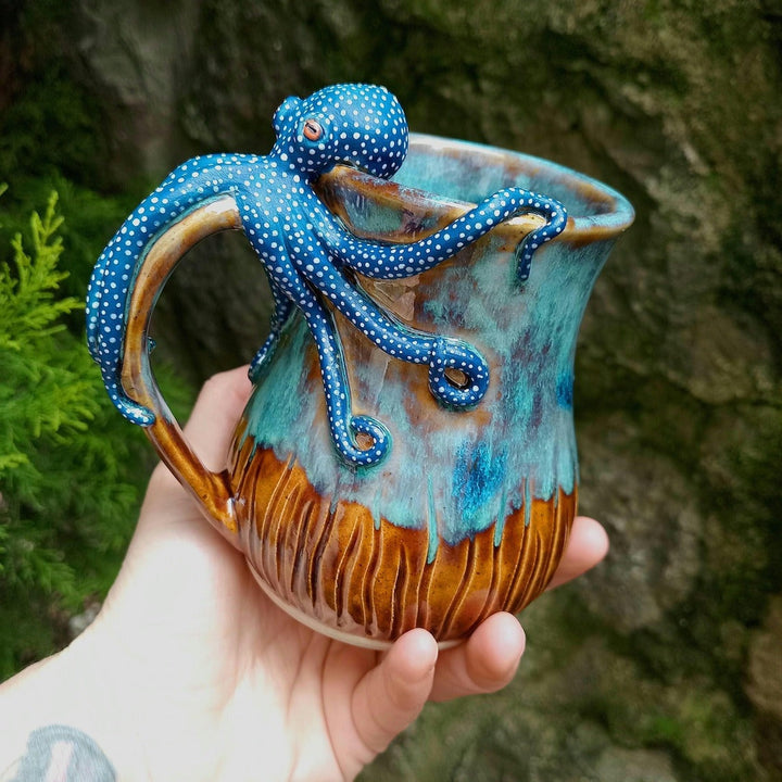 Kézzel készült bögre polip mintával