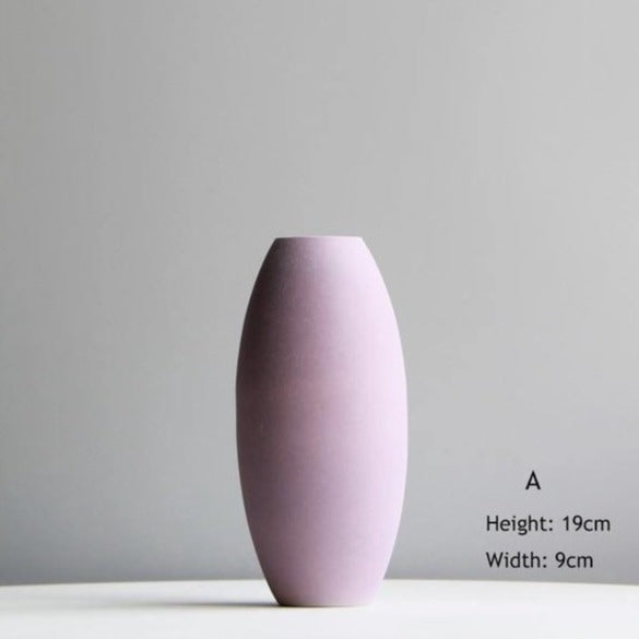 Törékeny kerámia virágvázák finom árnyalatokban